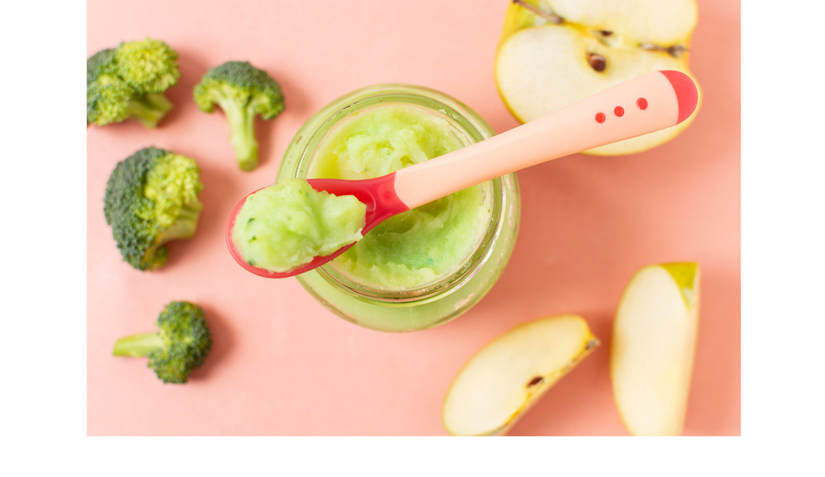 Первый прикорм ребенка 2026: схема по месяцам, правила и советы педиатров | Блог